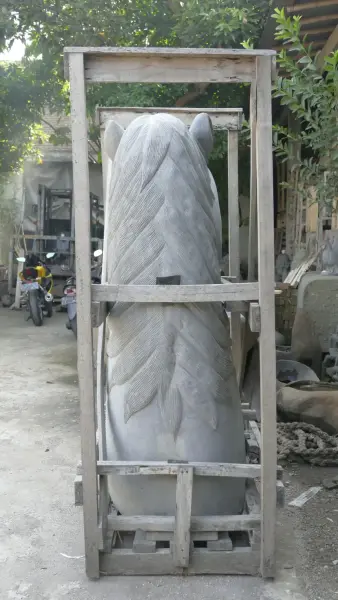 Product image 4 of the product “Head of a Horse made from Riverstone, looking down. 195cm Height. ”